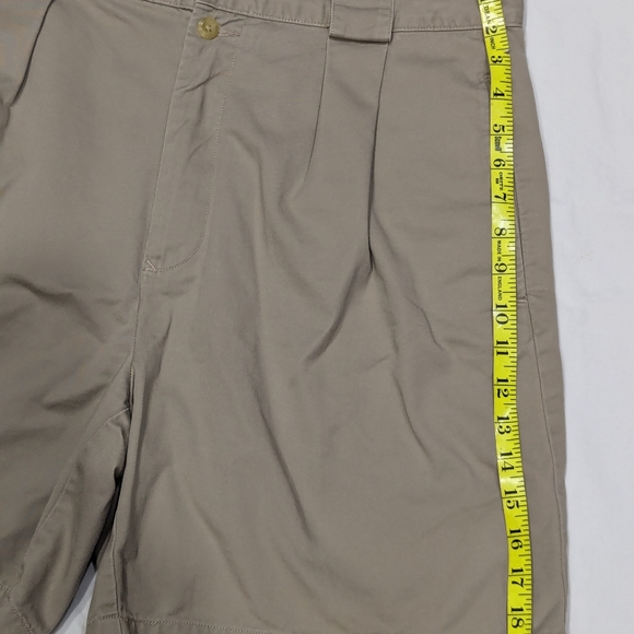 Tommy Hilfiger khaki shorts Men's 34 double pleat, double button - Picture 5 of 8